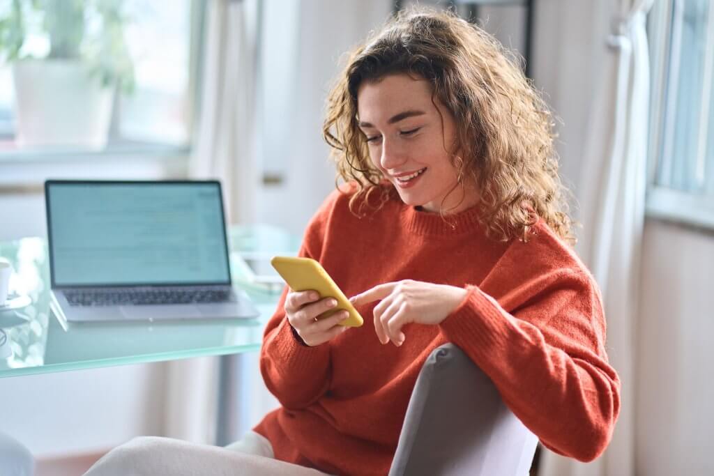 student looking at auc meal plans on their phone